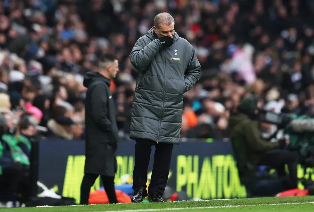 Ange Postecoglou continua sem conseguir tirar o Tottenham da “crise”. Foto: Getty Images.