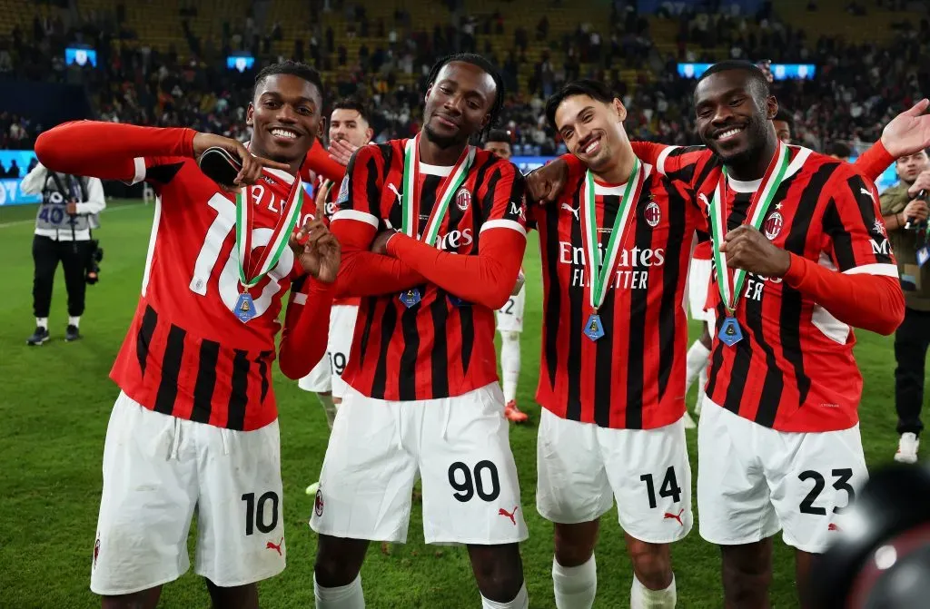 Rafael Leão, Tammy Abraham, Tijjani Reijnders e Fikayo Tomori, por ordem, a festejar a Supertaça. Foto: Yasser Bakhsh/Getty Images.