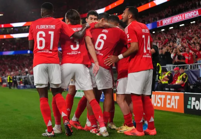 Jogadores do Benfica a festejarem um golo. Foto: Gualter Fatia/Getty Images.