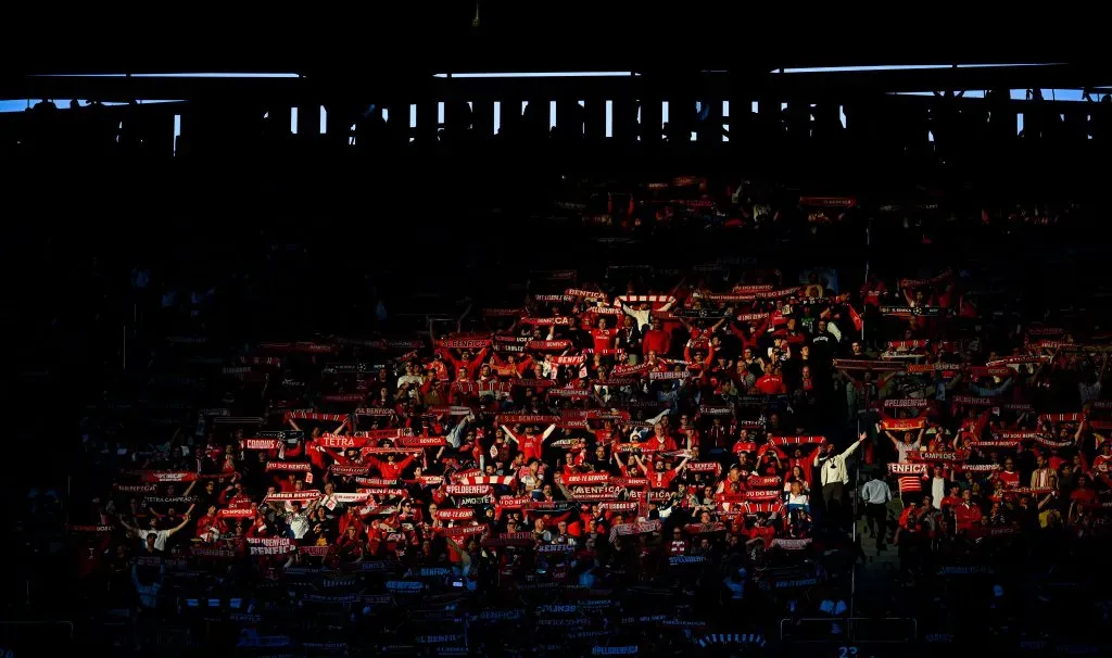 O apoio dos adeptos do Benfica. Foto: Octavio Passos/Getty Images.