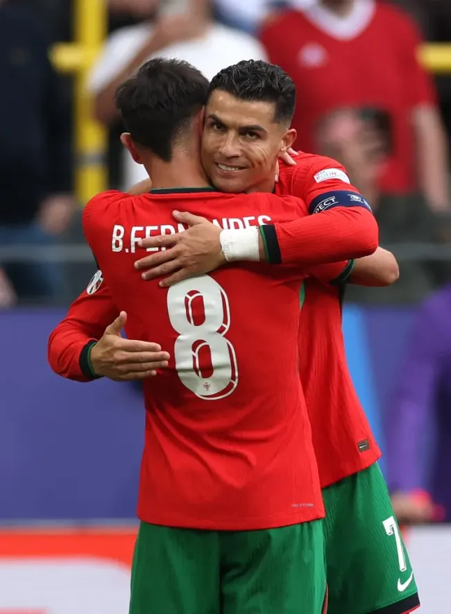 Bruno Fernandes e Cristiano Ronaldo a jogar por Portugal. Foto: Lars Baron/Getty Images