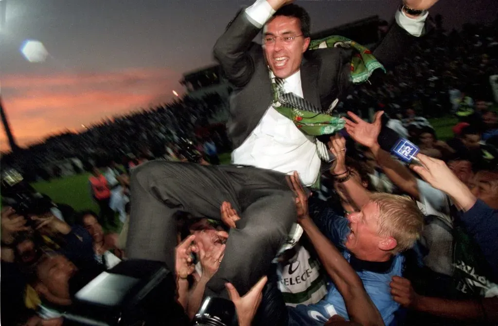 Augusto Inácio a celebrar a conquista do campeonato português, como treinador do Sporting. Foto: Nuno Correia/Allsport UK/Allsport/Getty Images.