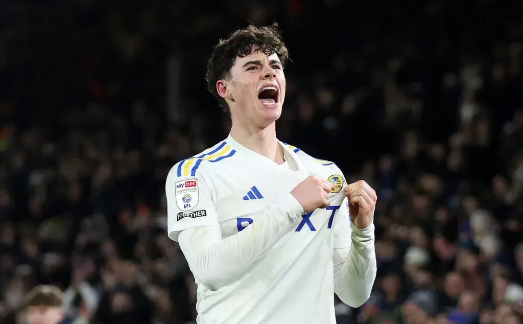 Archie Gray com a camisola do Leeds United. Foto: George Wood/Getty Images.