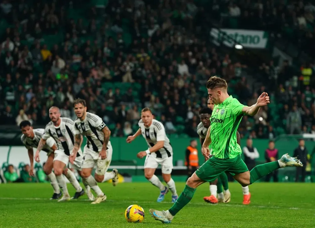 Viktor Gyokeres a marcar uma grande penalidade no primeiro jogo de João Pereira e Tiago Teixeira na equipa principal. Foto: Gualter Fatia/Getty Images.