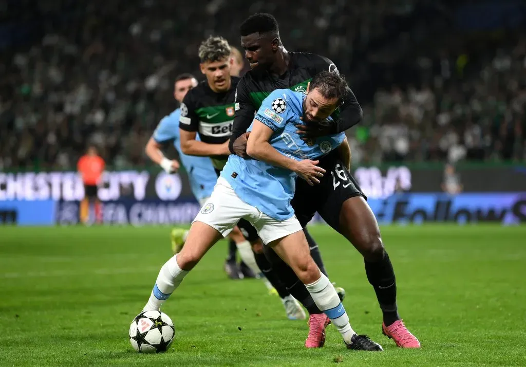 Diomande marca Bernardo Silva, do Manchester City. Foto: Justin Setterfield/Getty Images.