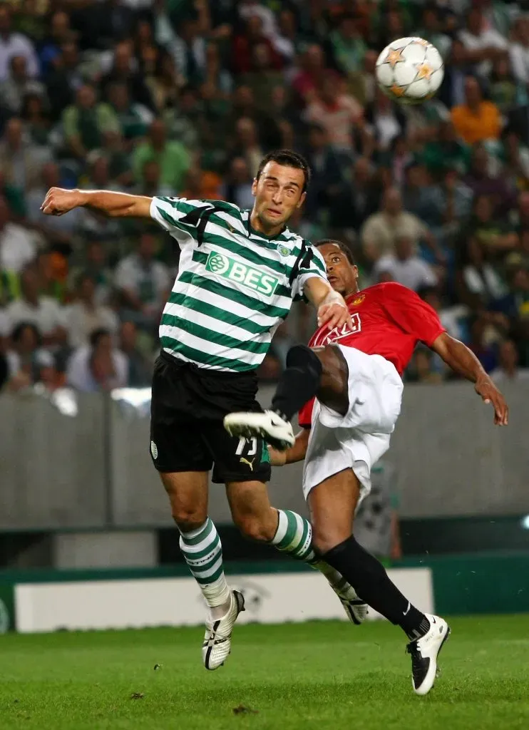 Tonel a disputar uma bola com Patrice Evra, ex-jogado do Manchester United, na Liga dos Campeões. Foto: Mike Hewitt/Getty Images.