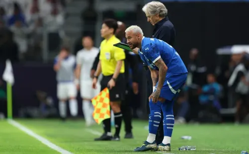 Neymar ao lado de Jesus, antes de entrar em campo. Foto: Yasser Bakhsh/Getty Images.