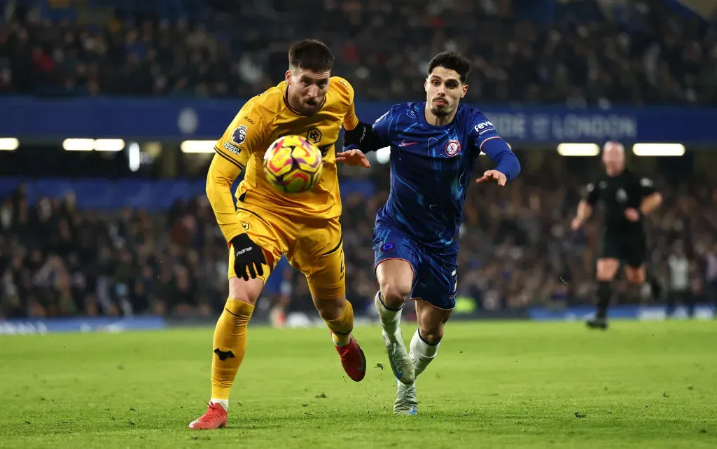 Doherty e Pedro Neto durante Chelsea x Wolves. Foto: Getty Images