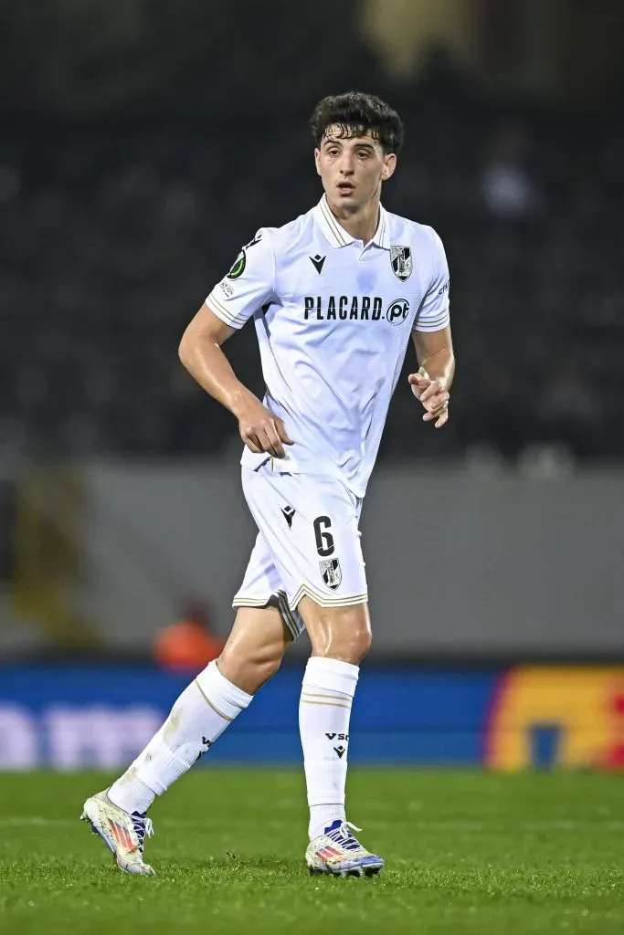 Manu Silva em campo pelo Vitoria SC, na Conference League 2024/25. Foto: Octavio Passos/Getty Images.