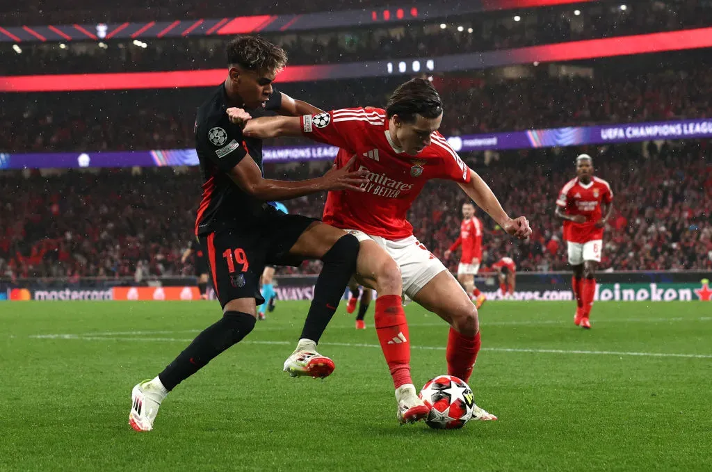 Lamine Yamal e Carreras no Benfica x Barcelona na Luz. Foto: Getty Images