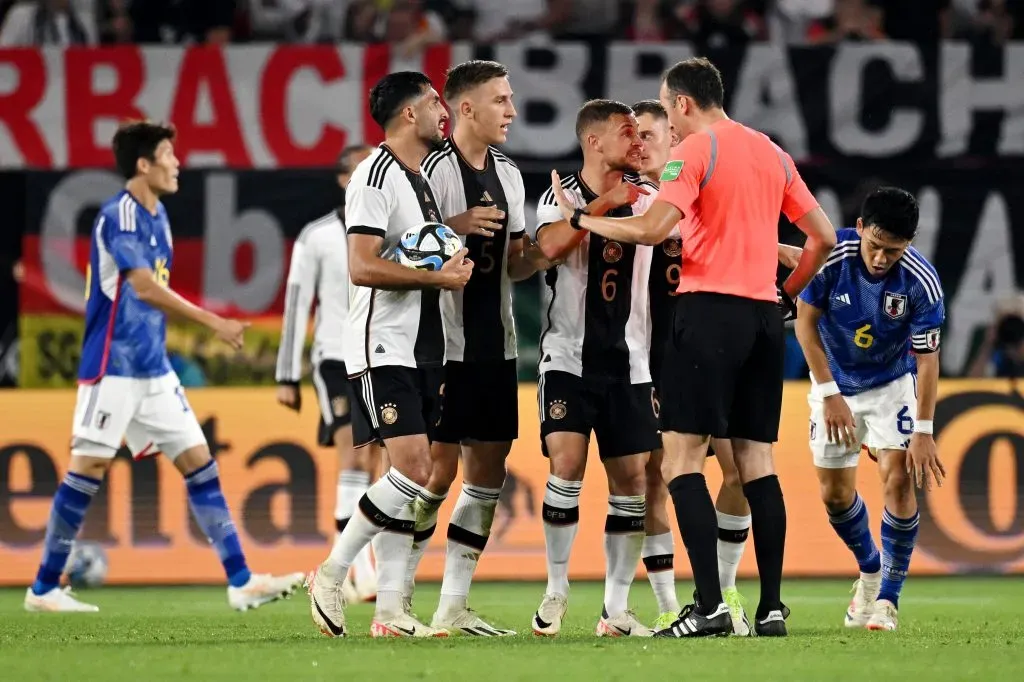 João Pinheiro a tentar controlar os “ânimos” num jogo amigável entre Alemanha e Japão. Foto: Stuart Franklin/Getty Images.