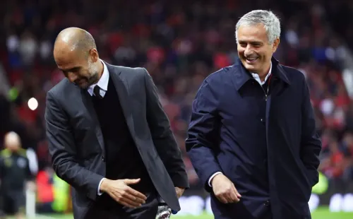 Guardiola e Mourinho, quando o português comandava o United. Foto: Michael Steele/Getty Images.