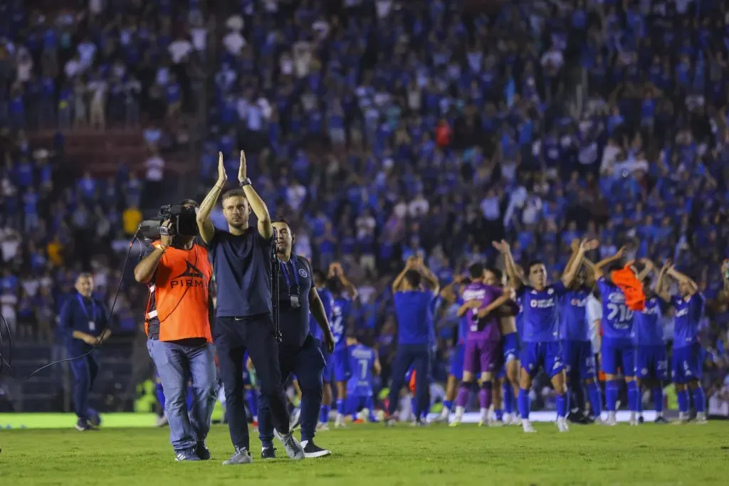 Martín Anselmi, ainda como treinador do Cruz Azul, a aplaudir os adeptos. Foto: Agustin Cuevas/Getty Images.