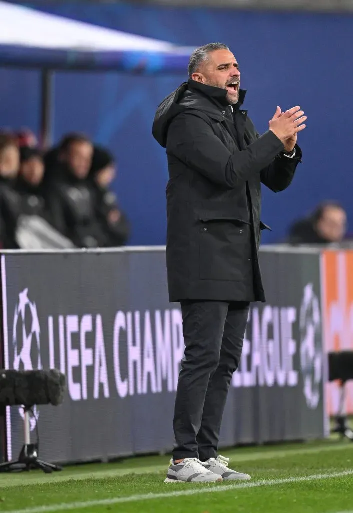 Rui Borges a incentivar os jogadores, no seu primeiro jogo na Champions. Foto: Stuart Franklin/Getty Images.