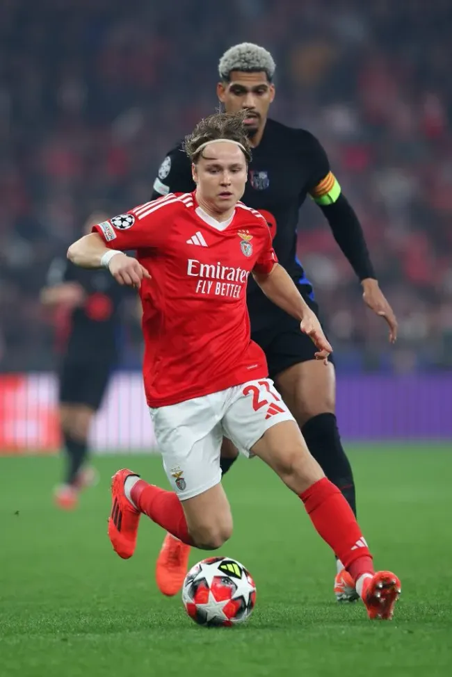 Andreas Schjelderup contra o Barcelona, para a Liga dos Campeões. Foto: Carlos Rodrigues/Getty Images.