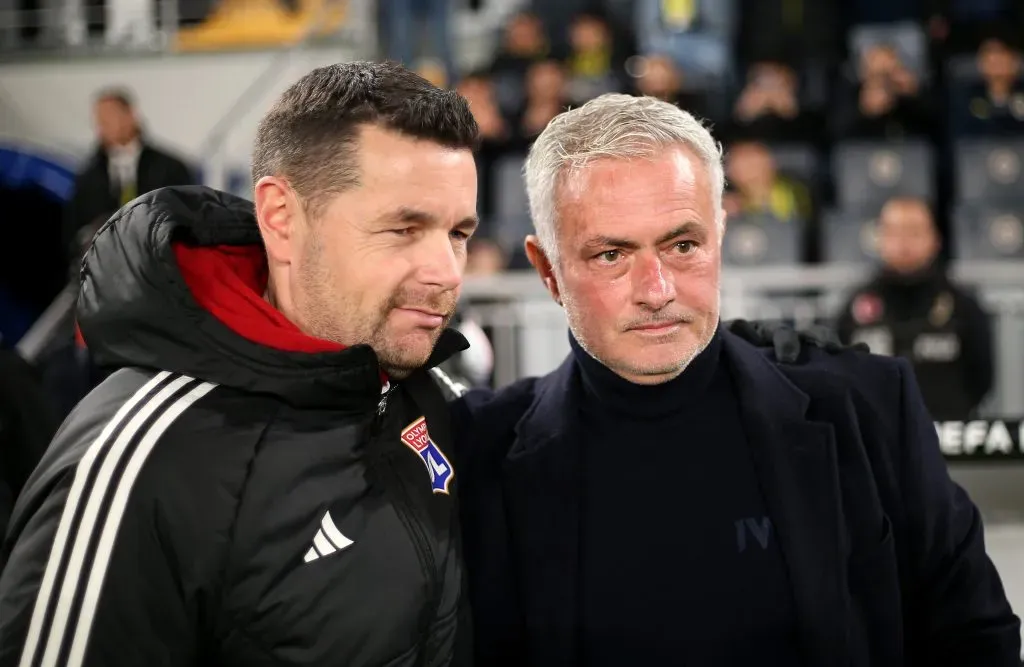 Pierre Sage com outro treinador português: José Mourinho. Foto: Ahmad Mora/Getty Images.