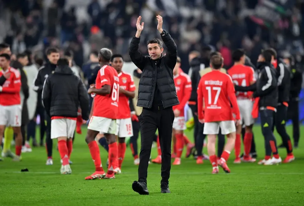 Bruno Lage e os jogadores do Benfica a comemorarem a vitória em Turim. Foto: Valerio Pennicino/Getty Images.