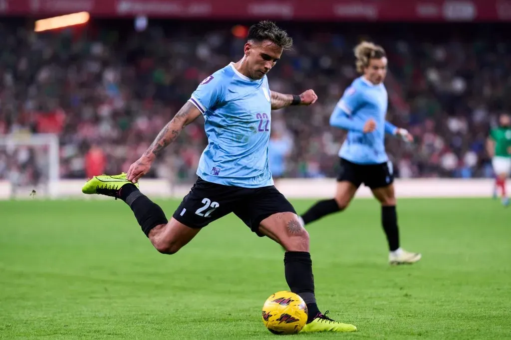 Rodrigo Zalazar com a camisola da seleção do Uruguai. Foto: Juan Manuel Serrano Arce/Getty Images.