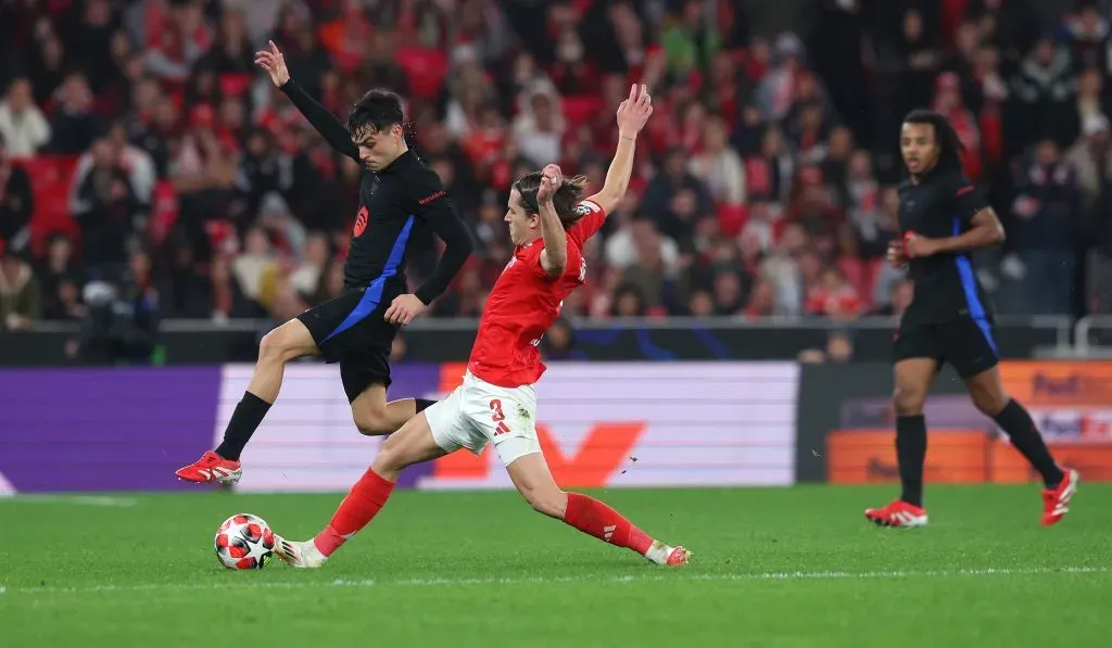 Pedri em ação no jogo contra o Benfica. Foto: Carlos Rodrigues/Getty Images.