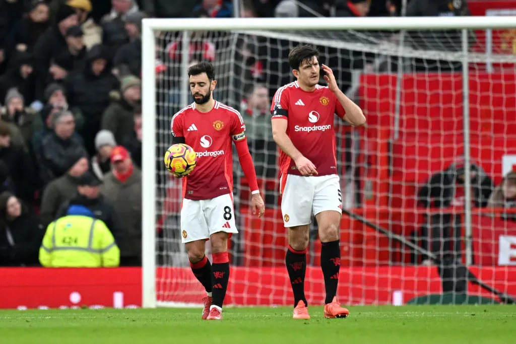 Bruno Fernandes e Maguire lamentam nova derrota do United. Foto: Getty Images