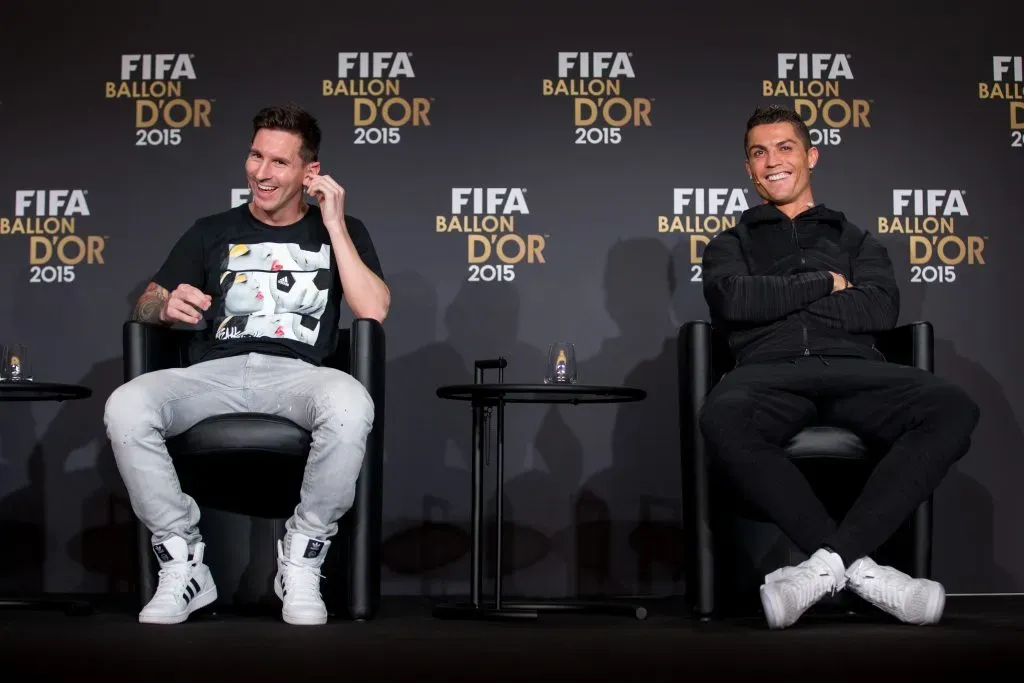 Messi e Ronaldo juntos numa das galas da Bola de Ouro. Foto: Philipp Schmidli/Getty Images.
