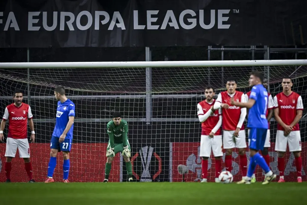 Matheus Magalhães concentrado, na baliza do Braga. Foto: Octavio Passos/Getty Images.