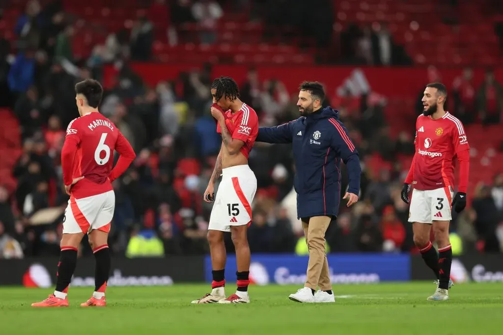 Yoro a ser “consolado” por Amorim. Foto: Matt McNulty/Getty Images.