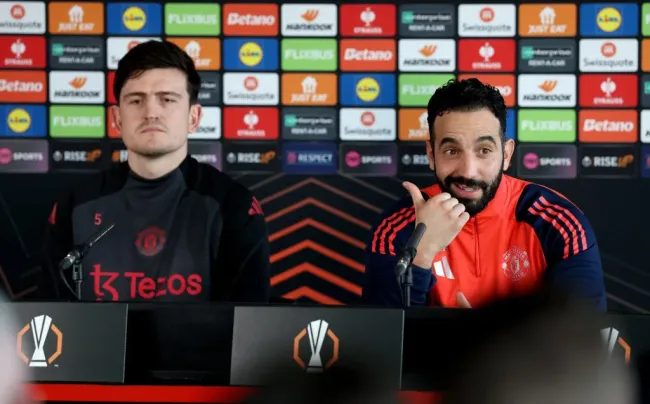 Amorim juntamente com Maguire, o autor do golo decisivo – e polémico. Foto: Carl Recine/Getty Images.