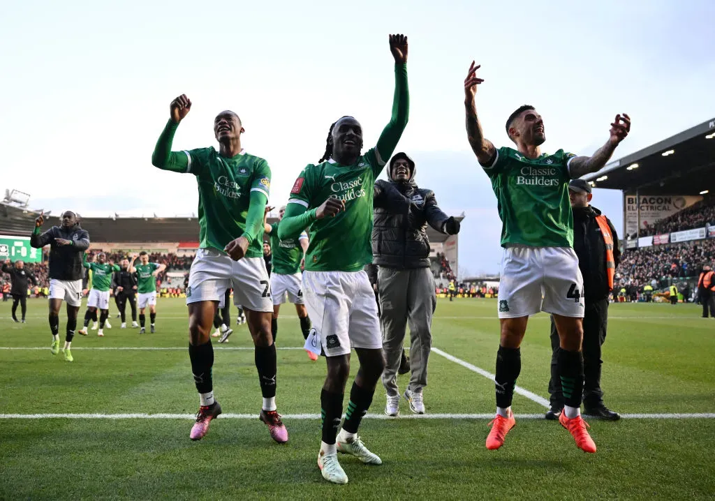 Jogadores do Plymouth Argyle celebram o apuramento. Foto: Getty Images