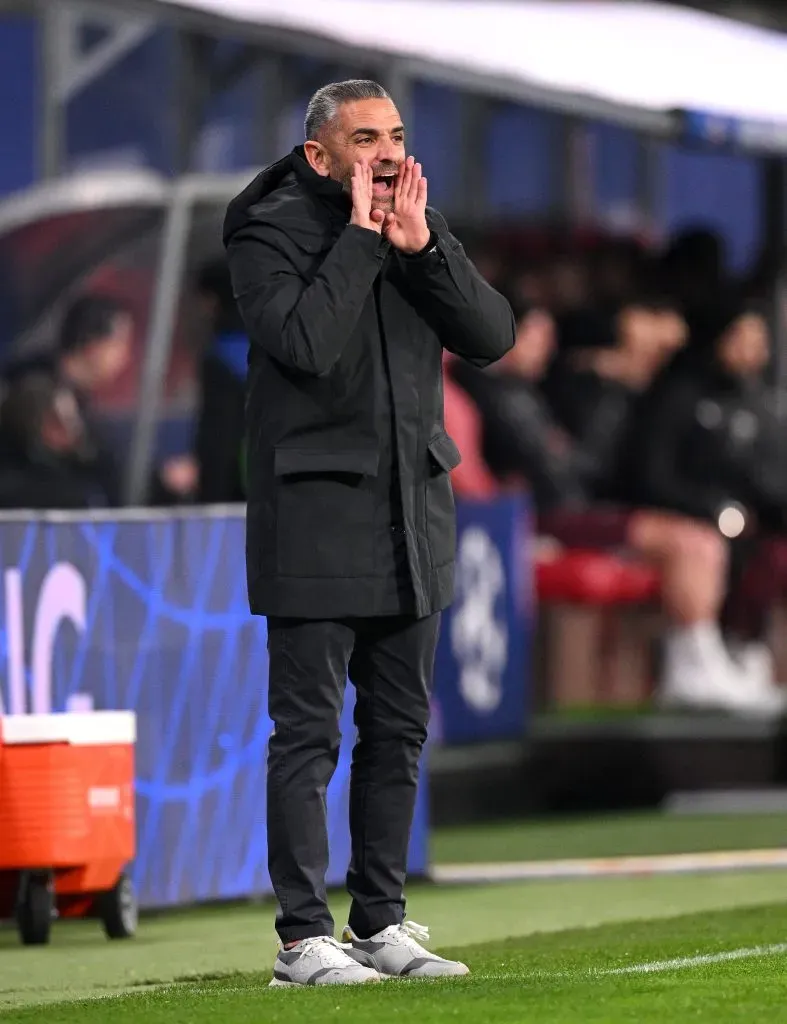 Rui Borges a comunicar com os jogadores em campo, no seu primeiro jogo na Champions. Foto: Stuart Franklin/Getty Images.