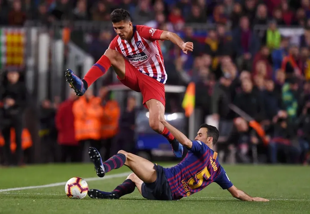Rodri e Busquets, dois dos melhores médios-defensivos deste século. Foto: Alex Caparros/Getty Images.