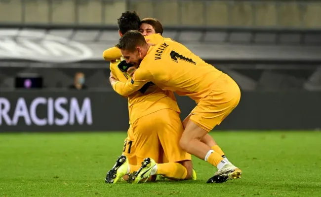 Vaclík a celebrar a conquista da Liga Europa, em 2020. Foto: Ina Fassbender/Pool via Getty Images.