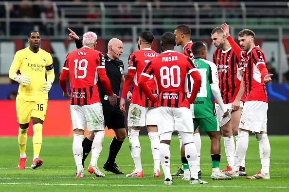 Theo Hernández acabou sendo expulso no início da segunda parte. Foto: Getty Images