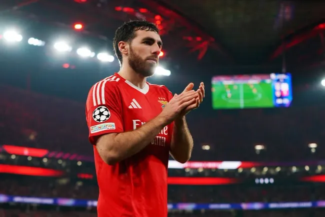 Kokçu marcou o golo decisivo que apurou os encarnados. Foto: Gualter Fatia/Getty Images.