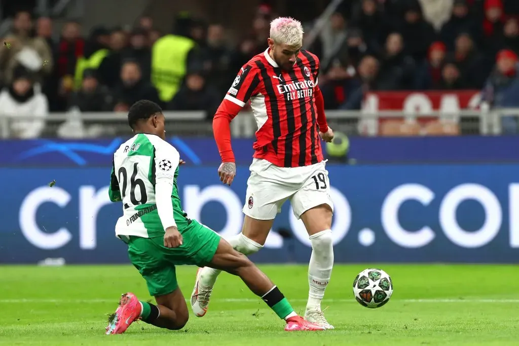 O momento em que Hernández cai sem ser tocado pelo adversário. Foto: Marco Luzzani/Getty Images.