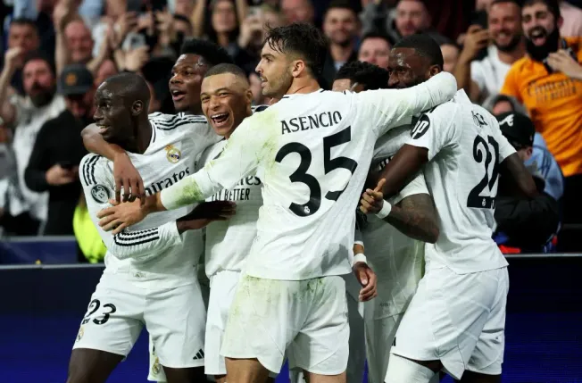 Mbappé a festejar com os seus colegas do Real Madrid. Foto: Clive Brunskill/Getty Images.