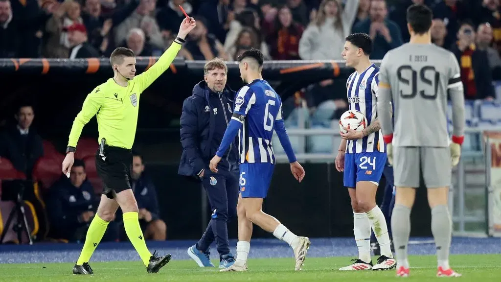 Stephen Eustáquio foi expulso diante da Roma. Foto: Getty Images.