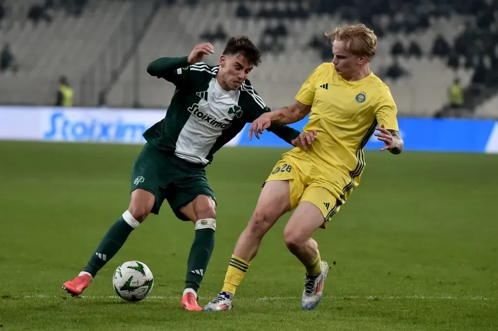 Vagiannidis protege a bola em jogo da Conference League. Foto: Milos Bicanski/Getty Images.