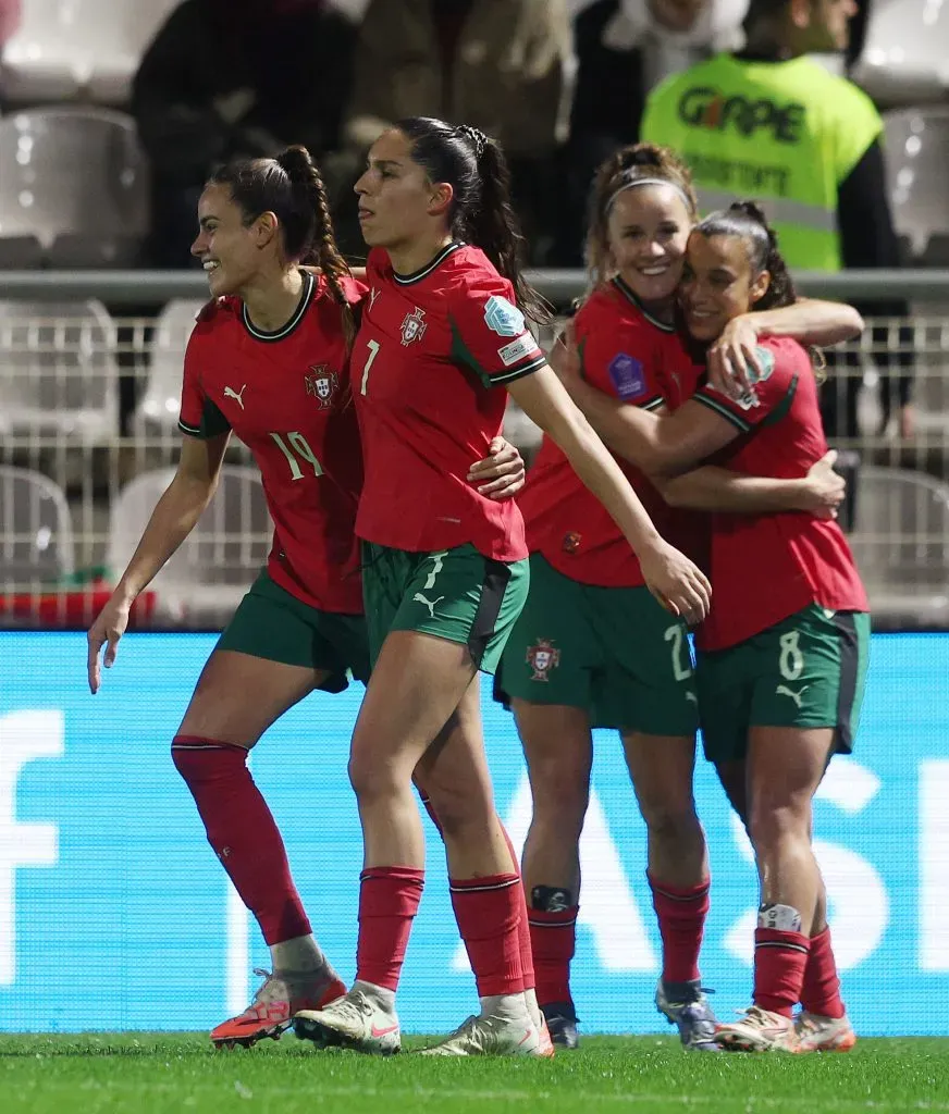 Kika Nazareth a celebrar o golo de Portugal com algumas colegas. Foto: Carlos Rodrigues/Getty Images.