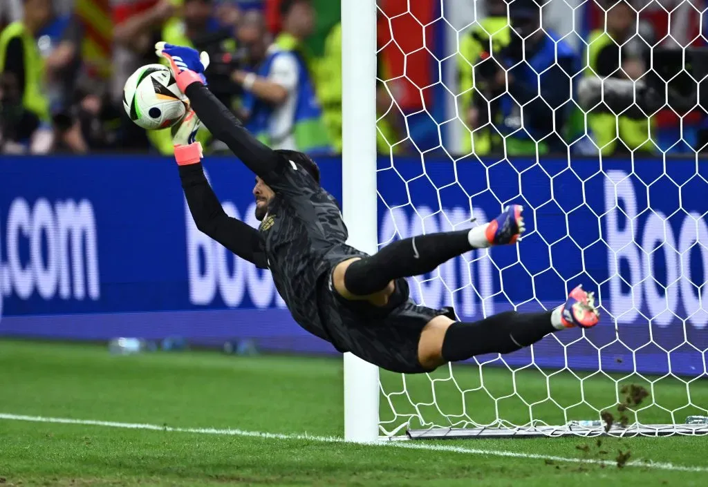 Diogo Costa defende penálti da Eslovênia no Europeu 2024. Foto: Dan Mullan/Getty Images.