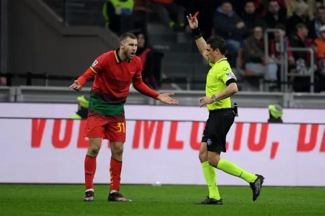 Pavlovic foi expulso no AC Milan. Foto: Getty Images