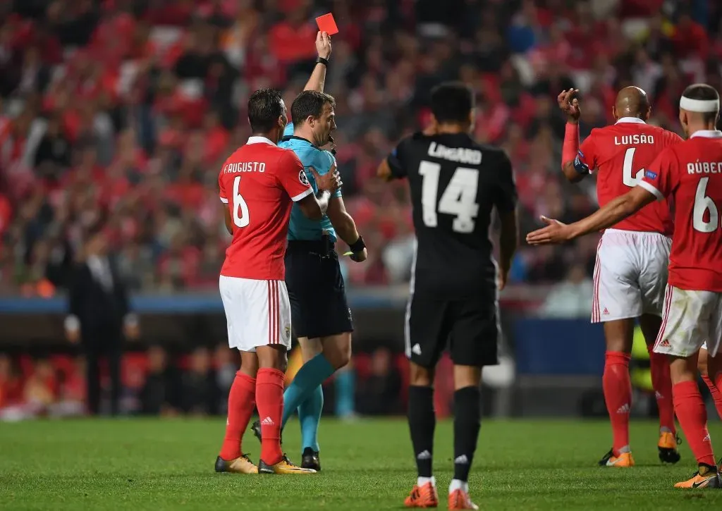 Felix Zwayer a expulsar jogador do Benfica em 2017. Foto: Getty Images