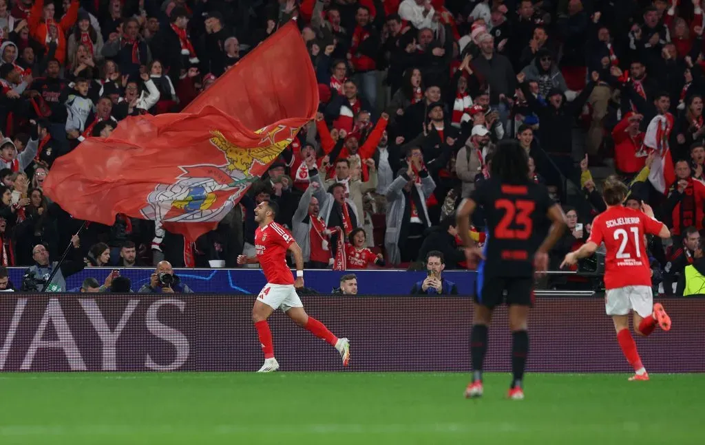 Pavlidis celebre um de seus três golos contra o Barcelona. Foto: Carlos Rodrigues/Getty Images.