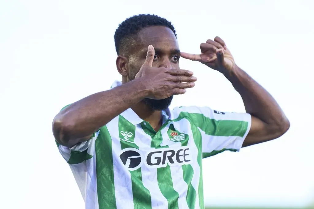 Bakambu, avançado do Betis. Foto: Rafa Babot/Getty Images.