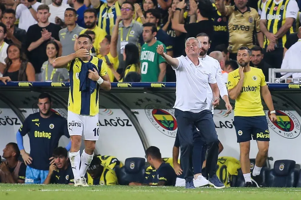 Mourinho a dar instruções à sua equipa. Foto: Ahmad Mora/Getty Images.