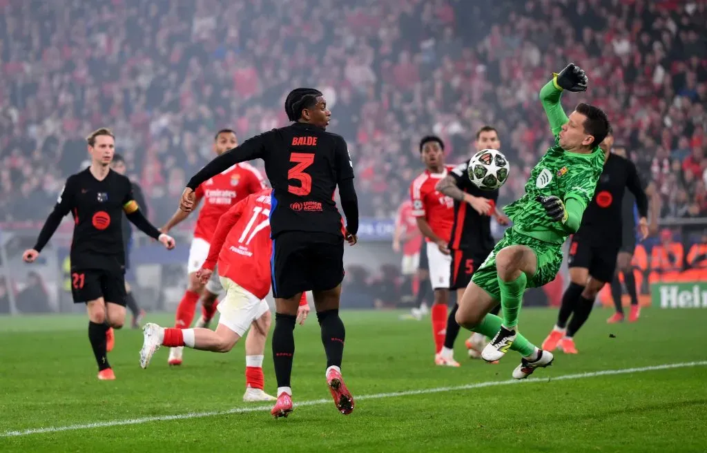 Szczesny defende remate de Akturkoglu na Champions League. Foto: David Ramos/Getty Images.