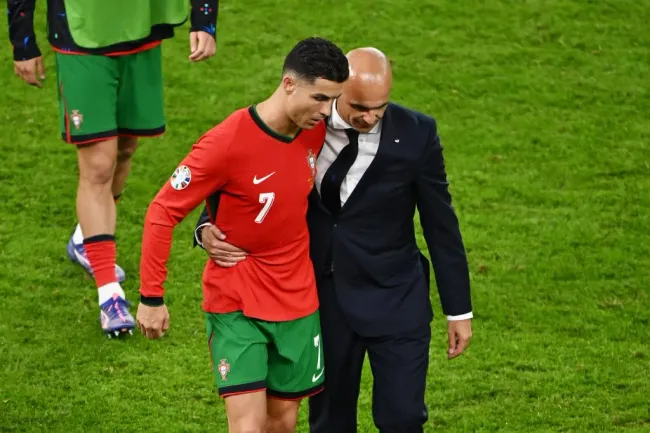 Ronaldo e Martínez a caminharem abraçados. Foto: Dan Mullan/Getty Images.