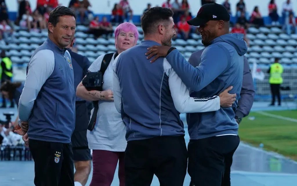 Roger Schmidt, Javi García e Vincent Kompany, respetivamente, antes de um amigável em 2023 entre o Benfica e o Burnley, ex-clube do técnico belga. Foto: Gualter Fatia/Getty Images.