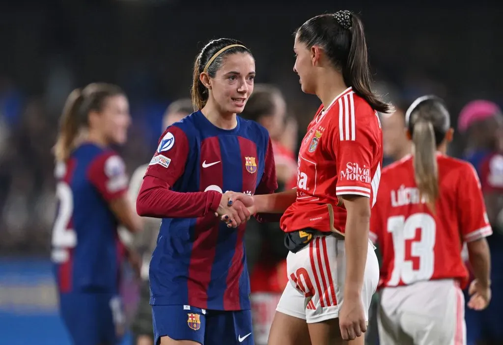 Kika Nazareth cumprimenta Aitana Bonmati, craque do Barcelona. Foto: Getty Images