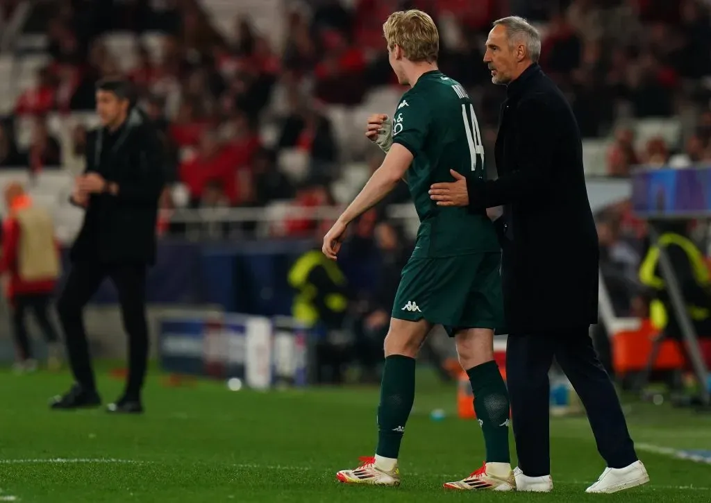 Adi Hutter, treinador do Monaco, com Mika Biereth, no jogo da segunda mão do play-off da Champions League contra o Benfica. Foto: by Gualter Fatia/Getty Images.